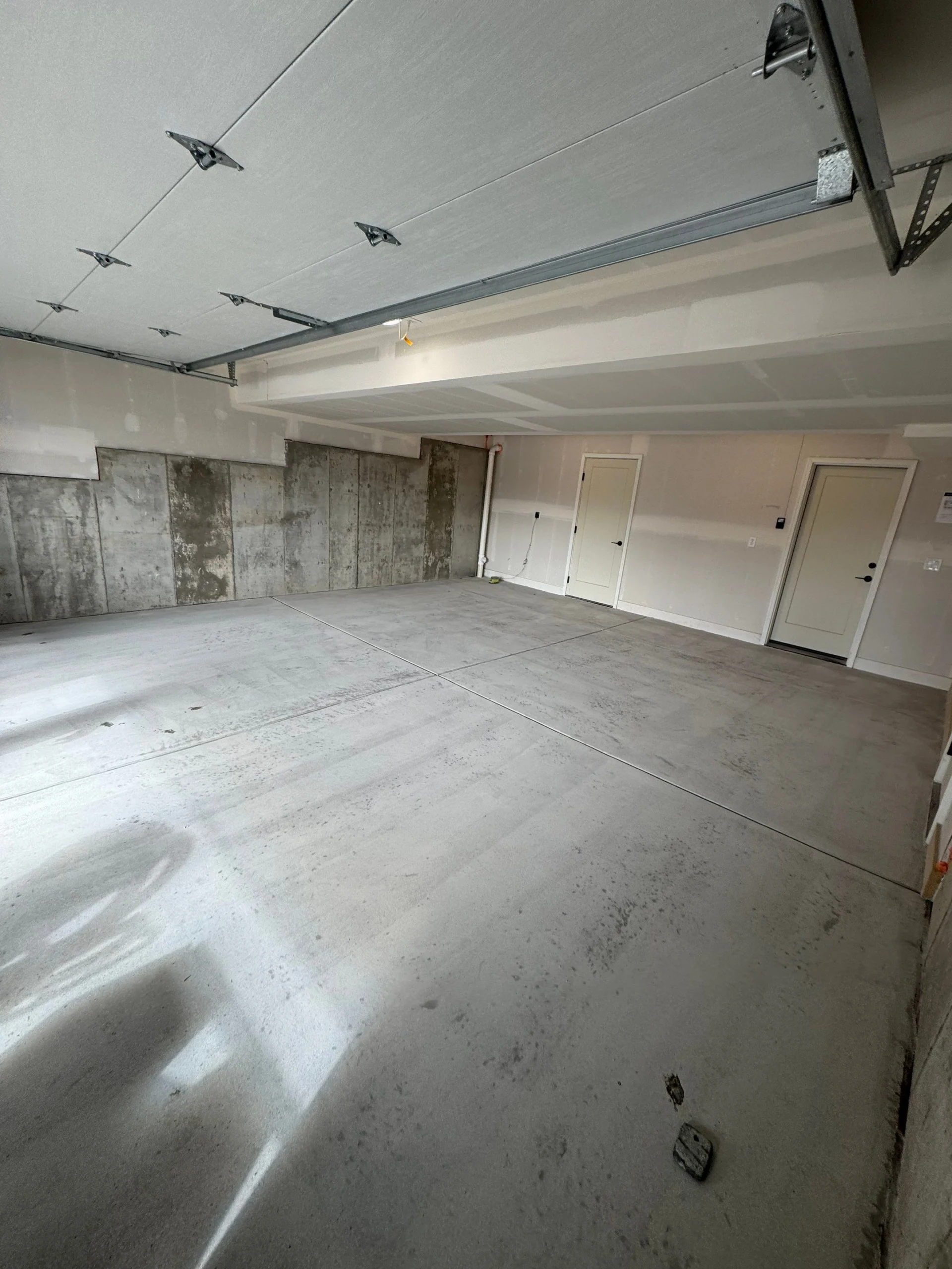Centennial Garage Floor Coating: Polyaspartic, Stain-Resistant & Easy Clean