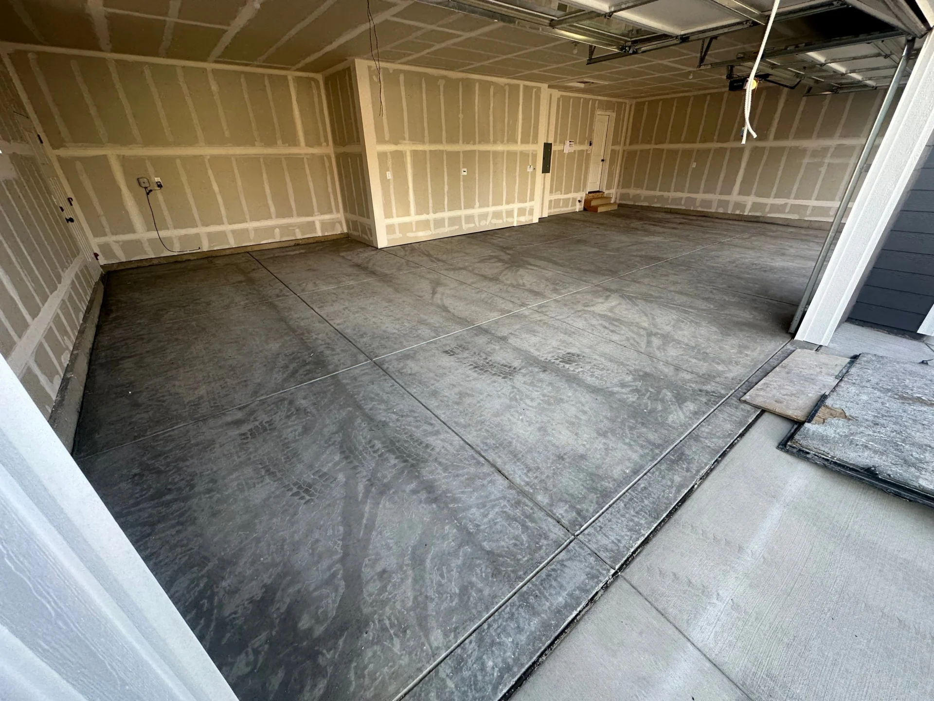 Longmont 4-Car Garage Polyaspartic Floor Coating