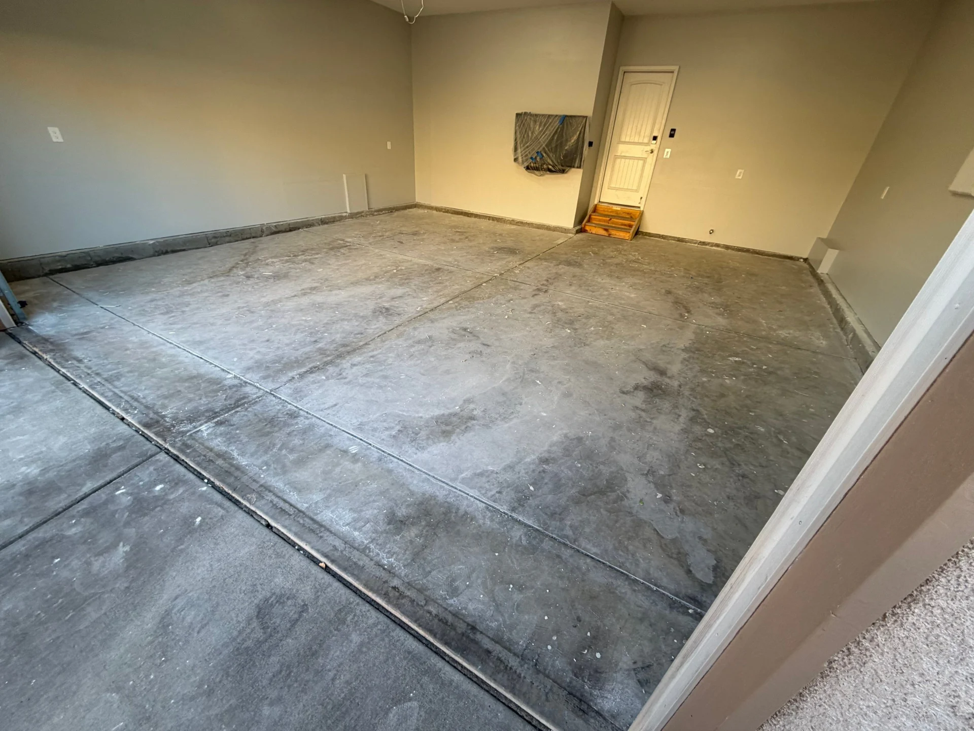Colorado Springs Garage Floor Transformation: Polyaspartic Perfection