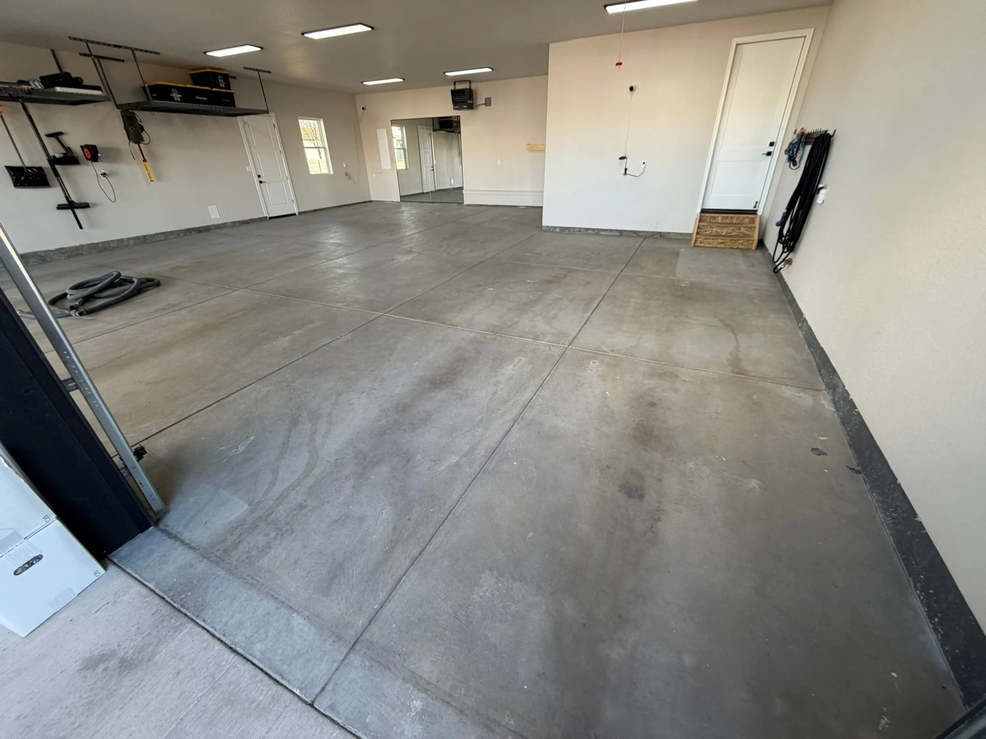 Lakewood Garage Floor: Polyaspartic, Glitter, & Waterproofed